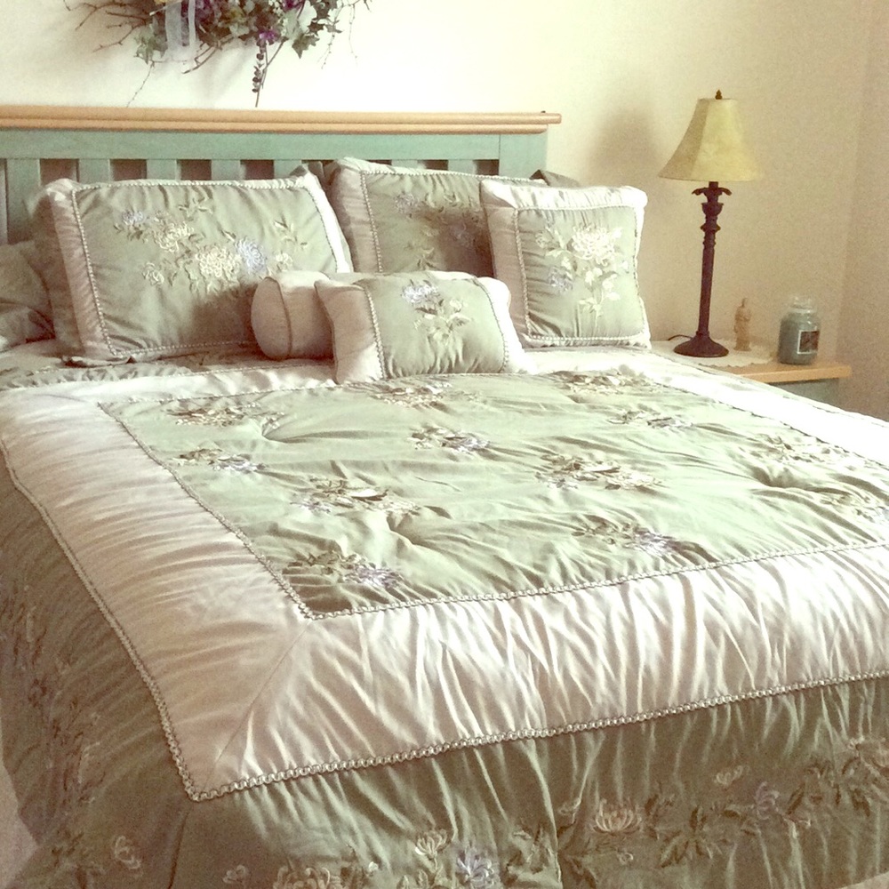 Beautiful Queen Comforter Sset